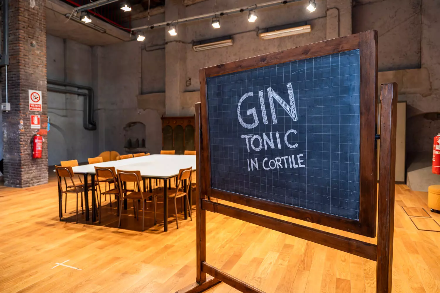 immagine gin tonic in cortile con enrico bartolini