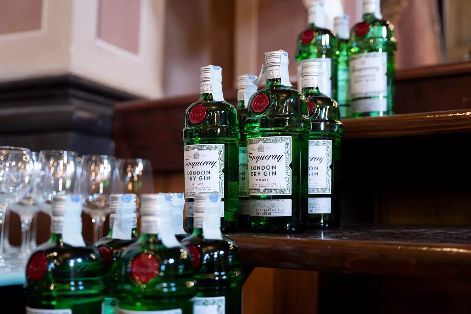 immagine gin tonic in cortile con enrico bartolini