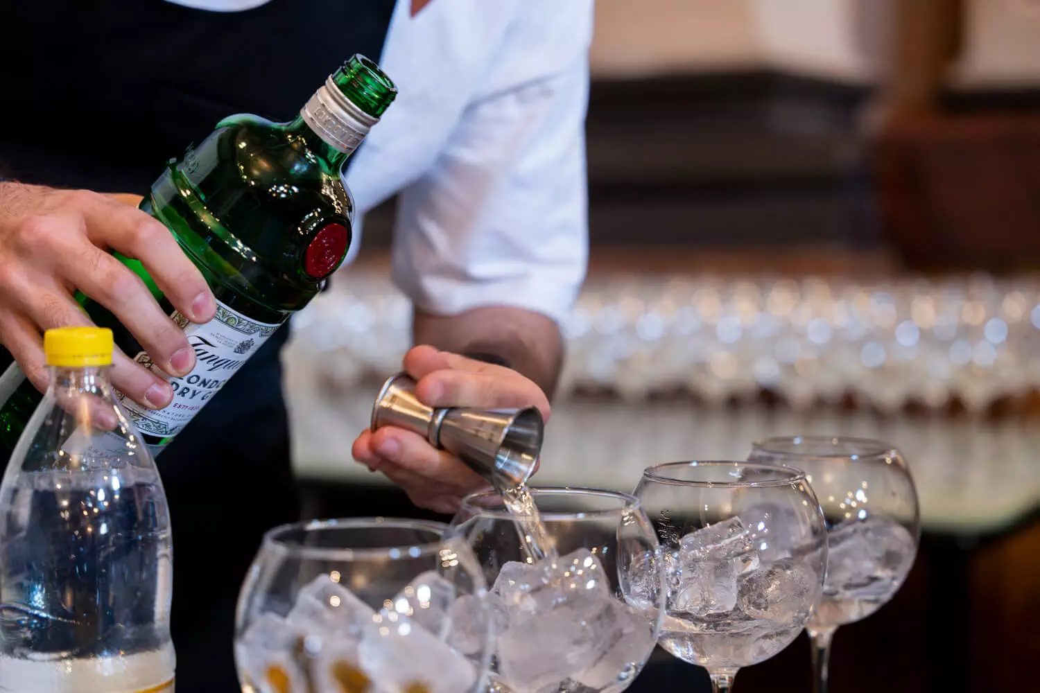immagine gin tonic in cortile con enrico bartolini