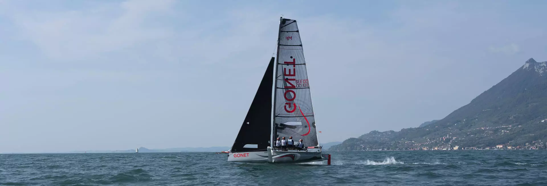 immagine barca a vela in gara