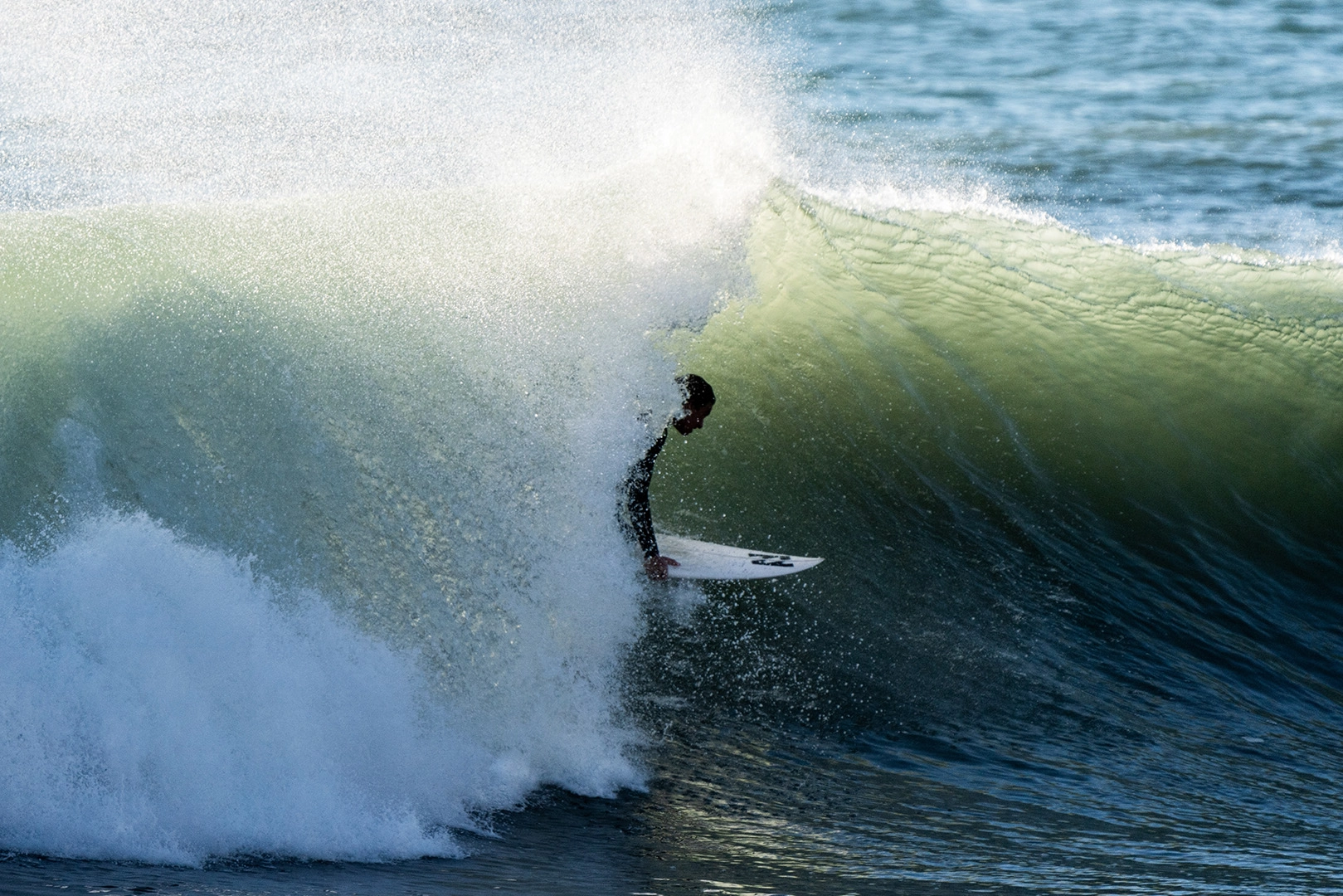 immagine onda con surfista