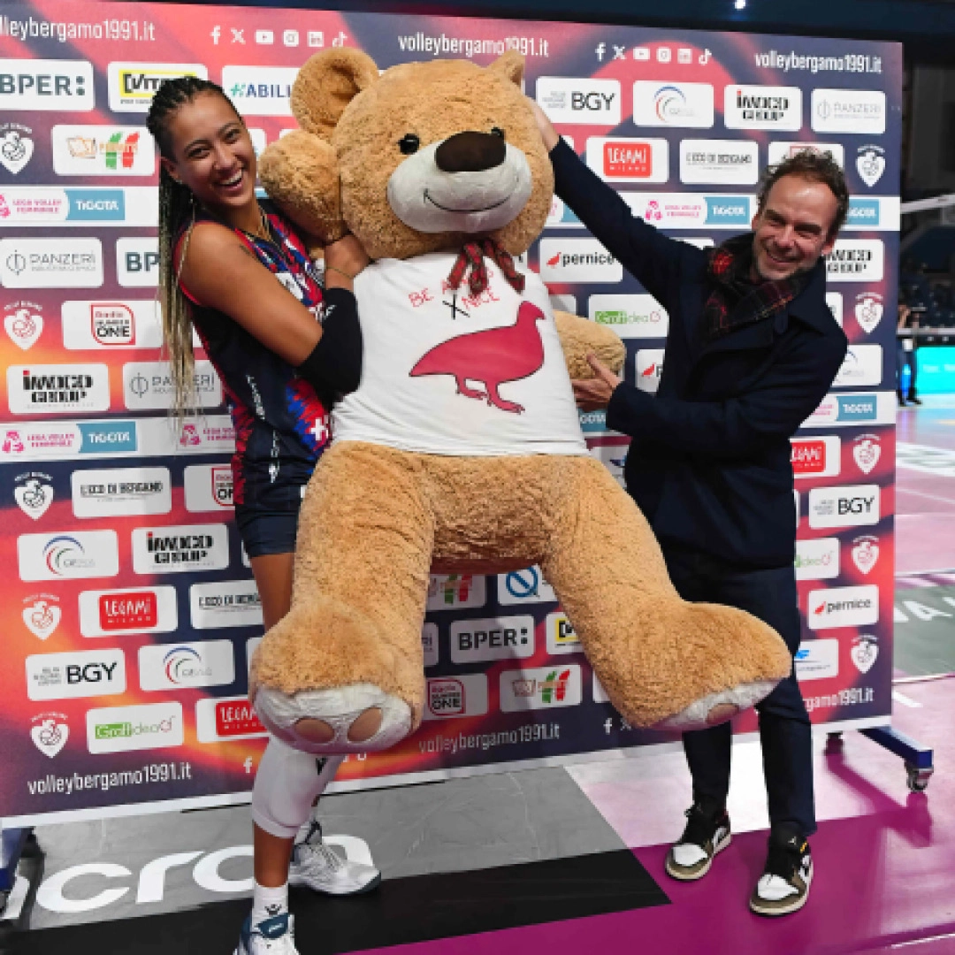 immagine consegna orsacchiotto gigante a volley bergamo pernice agenzia di comunicazione bergamo